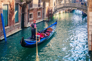 Venice: Romantic Gondola tour and Dinner for two