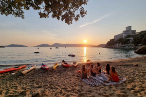 La Spezia: Tour in kayak e grotte al tramonto con bagno e aperitivo
