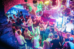 Vienna: Guided Pub Crawl with Club Entry