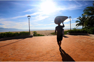 Clase de surf en grupo para principiantes en Da Nang con Shaka VN