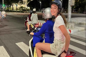 DaNang Foods-Sightseeing motorcykeltur med Lady AoDai Riders