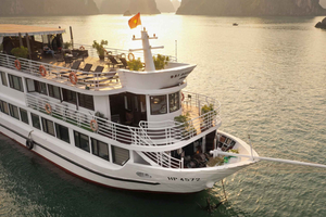 Depuis Cat Ba : croisière de 2 jours et 1 nuit à la baie de Lan Ha avec plancton