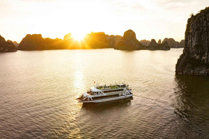 From Hanoi: Halong Bay Deluxe Cruise Day Trip