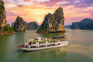 Ha Long Bayn 2 päivän ja 1 yön risteily – kajakki, luolat ja auringonlasku