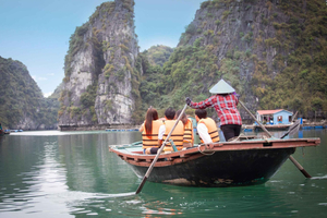 Hanoï : croisière d'une journée dans la baie de Bai Tu Long avec grotte, kayak et déjeuner