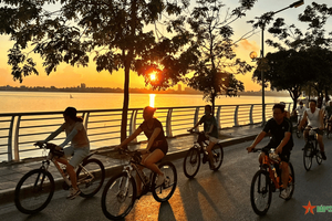 Un día en Hanói: tour de la ciudad con cultura y ciclismo por el lago Oeste