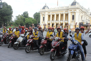 Hanoi: Food and Sightseeing Motorbike Tour with 7 Tastings