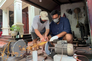 Hanoï : atelier pratique de fabrication de couteaux avec un maître forgeron