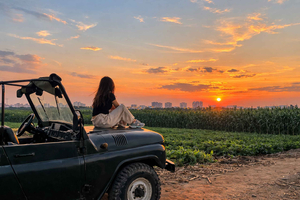 Hanoi: zonsondergangstour met vintage jeep: Train Street en stadslichten