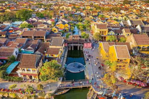 Hoi An: Evening Food Tour with 7 Tastings and Boat Trip