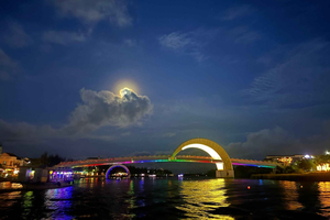 Hoi An: rejs łodzią z latarniami, Most Księżycowy i show Memories