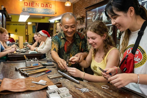Hoi An : atelier de fabrication d'une bague en argent avec un artisan