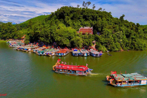 Hué: Barco-Dragão, Templo de Hòn Chén e Excursão Patrimônio Real