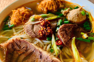 Hue: Night Street Food Tour by Cyclo with a Local Guide