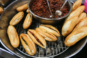 Hue Walking Food Tour - 7 Dishes Locals Actually Eat