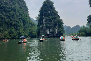 Tour en jeep por Ninh Binh: paseo en barco por Trang An y atardecer en la cueva Mua.