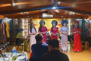 Perfume River Hue: Dinner Cruise, Live Folk Music Experience