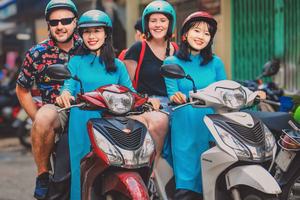 Saigon: Food Tasting and Sightseeing Tour by Motorbike