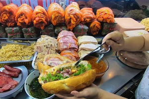 Saigon Street Food Scooter Tour: 8 Tastes & Hidden Alleys