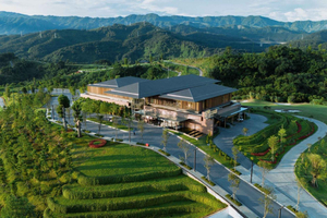 Sapa: Private Transfer & 18-Hole Golf Experience