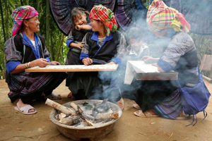 Atelier de dessin à la cire batik traditionnel dans le village de Ta Van