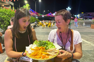 Cao Bang City: Walking/Motorbike Food Tour with 7+ Tastings