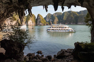 From Hanoi: Halong Bay Deluxe Cruise Day Trip