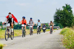 Hanoi Full Day Bicycle: Bat Trang and Co Loa Led By Women