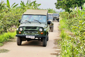 Hanoi Full Day Jeep Tour: Bat Trang and Co Loa Led By Women