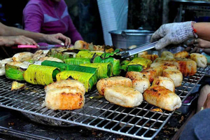 Ho Chi Minh City: Group Scooter Food Tour with Local Guide
