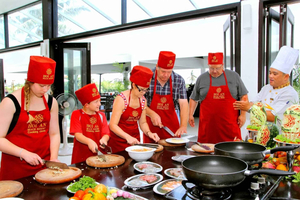 Ho Chi Minh City: Local Student Cooking Class & Market Tour
