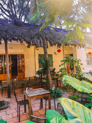 Nhà Bar