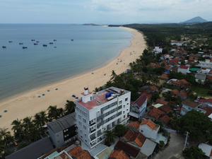Palm Beach Hotel - Kitesurfing spot April to September