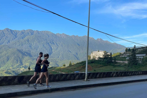 Sapa: Sunrise Motorbike Tour with Fansipan Mountain View