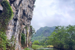 Tam Coc: Museum Visit & Dundj Valley Boat Trip with Drink