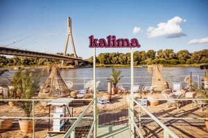 Varsovia: bebidas en una playa flotante en el río Vístula