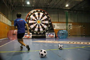 Varsavia: partita di foot dart con bersaglio gonfiabile e arbitro
