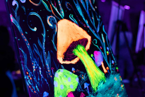 Neon Paint - Painting and Wine in the Dark in Warsaw