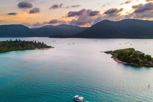 Airlie Beach: Bottoms Up Sunset Cruise with Drink