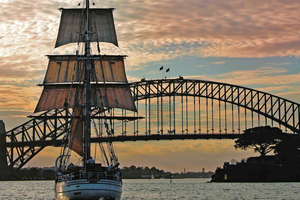 Sydney: Rejs po porcie o zachodzie słońca z kolacją