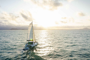 Yeppoon: Sunset Cruise w/ Cheese Platter & Champagne