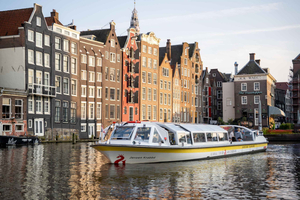 Amsterdam: Canal Cruise with Free Dutch Stroopwafel