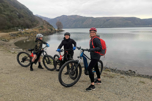 From Cromwell: Lake Dunstan Trail E-Bike Hire & Shuttle