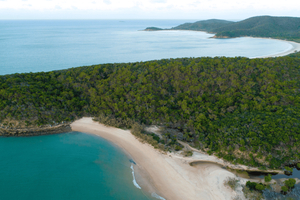 From Yeppoon: Great Keppel Island Snorkeling Hire with Lunch