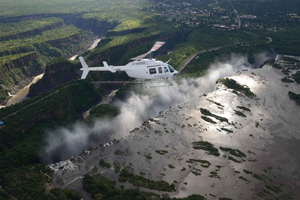 Lot helikopterem nad wodospadami Wiktorii