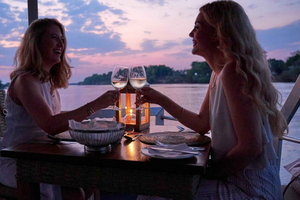 Vic Falls: luxe cruise en 3-gangendiner aan de rivieroever