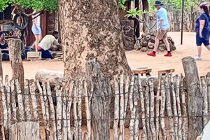 Victoria Falls: Monde Village Guided Tour with Local Food