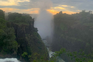 Passeio guiado ao nascer do sol nas Cataratas Vitória e mercado local