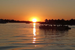 Cruzeiro de barco ao pôr do sol no Zambeze