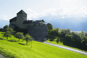 From Zurich: 4-Country Private Day Tour with Photoshoot
